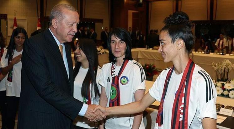 Cumhurbaşkanı Erdoğan, Yüksekovaspor Kadın Futbol Takımı'nı Cumhurbaşkanlığı Külliyesi'nde kabul etti