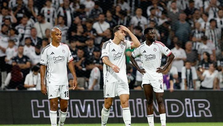 Beşiktaş'ta yönetime büyük tepki! Taraftardan 'Yönetim istifa' tezahüratı