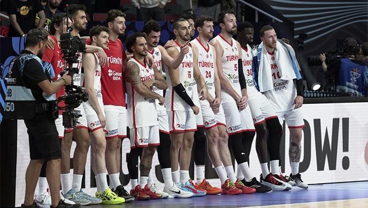 12 Dev Adam grup liderliği için Sırbistan'la karşılaşacak