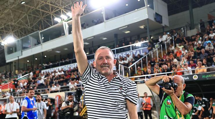 Sergen Yalçın Beşiktaş taraftarının karşısına çıkıyor