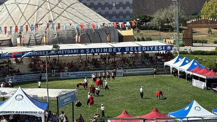 Gaziantep'te geleneksel aşırtmalı aba güreşleri heyecanı başladı