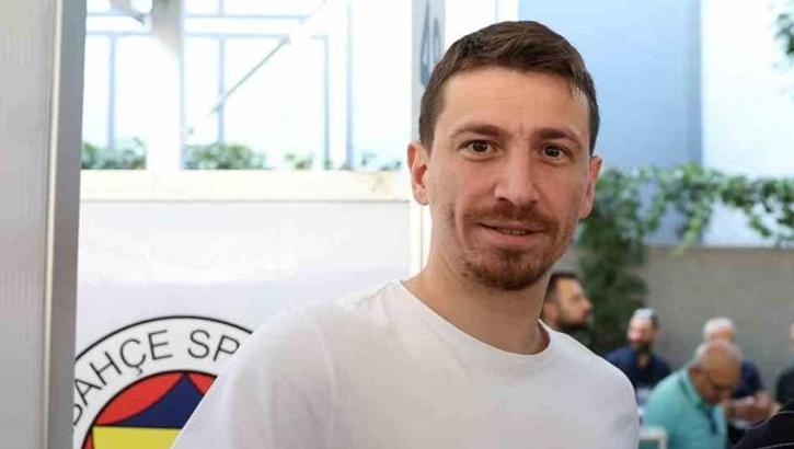 Fenerbahçe'nin kaptanı Mert Hakan Yandaş oyunu kullandı