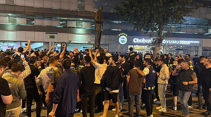 Fenerbahçeli taraftarlar, Sadettin Saran'ın başkanlığını stat önünde kutladı