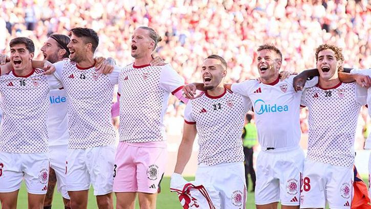 Sevilla scored 4 goals against Barcelona! Incredible score...
