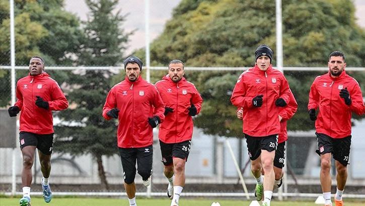 Sivasspor, Ankara Keçiörengücü maçı öncesi sağanak altında çalıştı