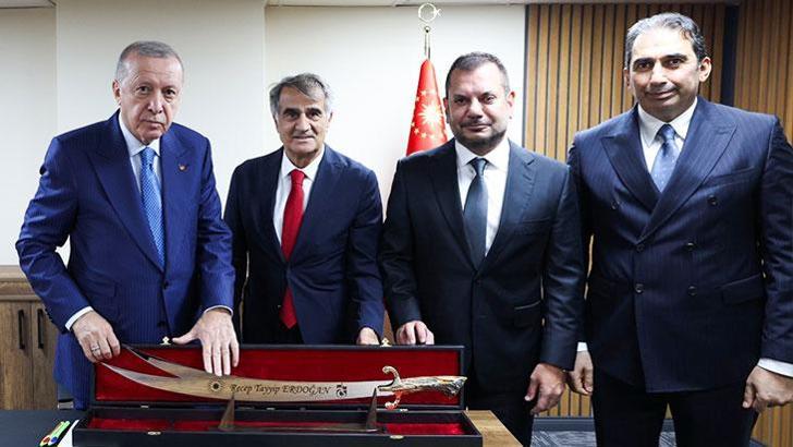 Cumhurbaşkanı Erdoğan Trabzonspor heyetiyle bir araya geldi, sürmene kılıcı hediye edildi