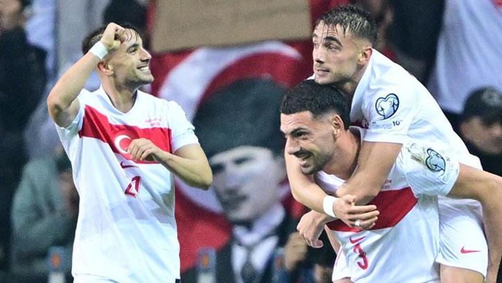 Yunus Akgün sahneye çıktı! 2 yıl sonra ağları sarstı