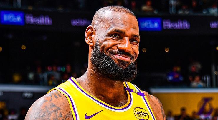 LeBron James tarihe geçmeye devam ediyor