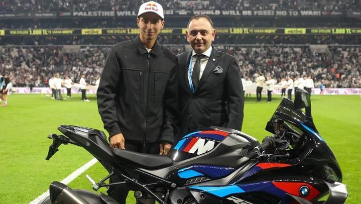 Toprak Razgatlıoğlu’ndan derbi öncesi taraftara sürpriz! Motoruyla sahaya çıktı, taraftarı selamladı