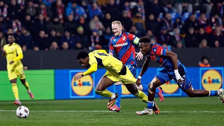 Viktoria Plzen'in yıldızı, hakemle konuşmasını anlattı! Fenerbahçe'nin maçında Jhon Duran'ın pozisyonu gündem oldu...