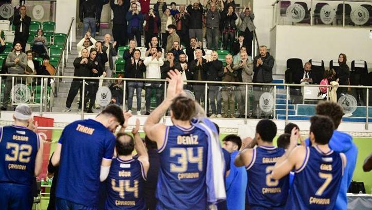 Çayırova Belediyespor'un liderliği devam ediyor