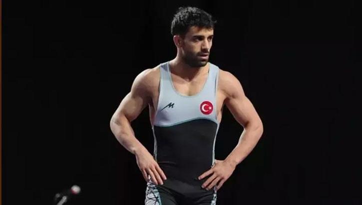 Milli güreşçi Ekrem Öztürk gümüş madalya kazandı