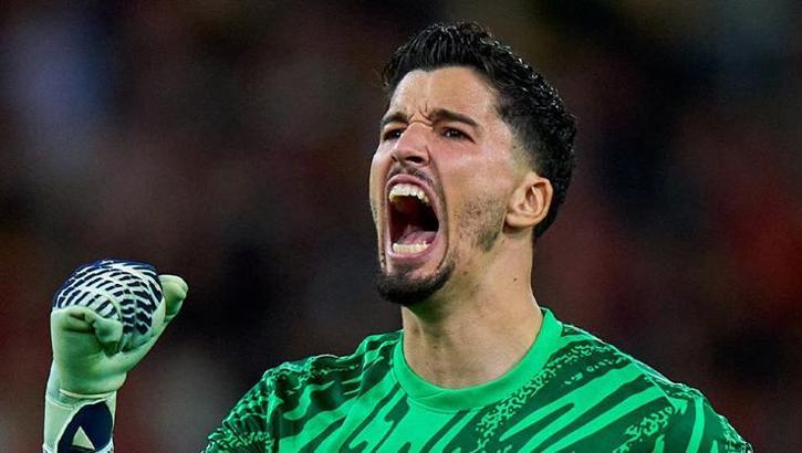 Late-Night Altay Bayındır uproar in England! He stunned Spain and sent Manchester United Fans İnto Frenzy