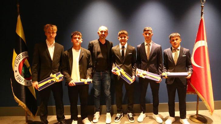 Fenerbahçe'den 5 altyapı oyuncusuna profesyonel sözleşme