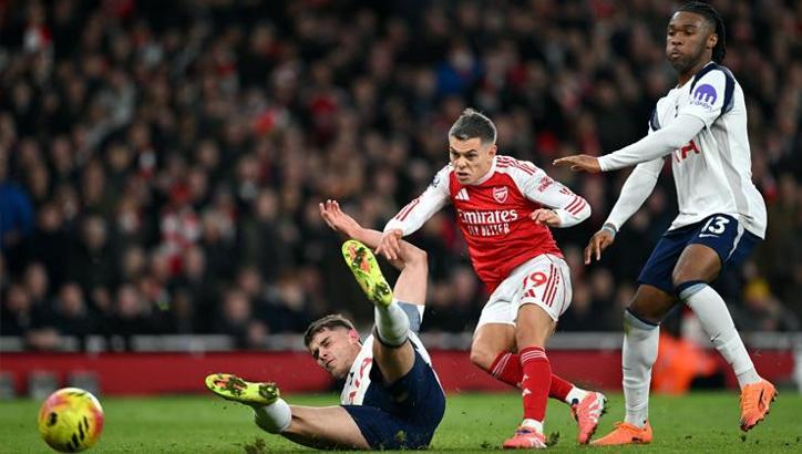 Kuzey Londra'nın kralı Arsenal: Tottenham'ı 'Eze Eze' devirdiler