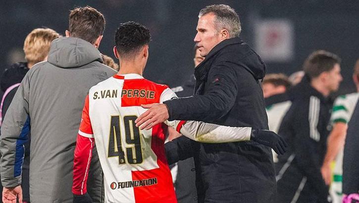 Robin van Persie oğlunu oyuna aldı, topa tutuldu!