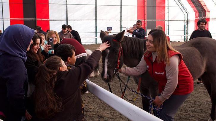3 Aralık Dünya Engelliler Günü’nde özel çocuklar Hipodrom.com Atla Terapi Merkezi’nde buluştu