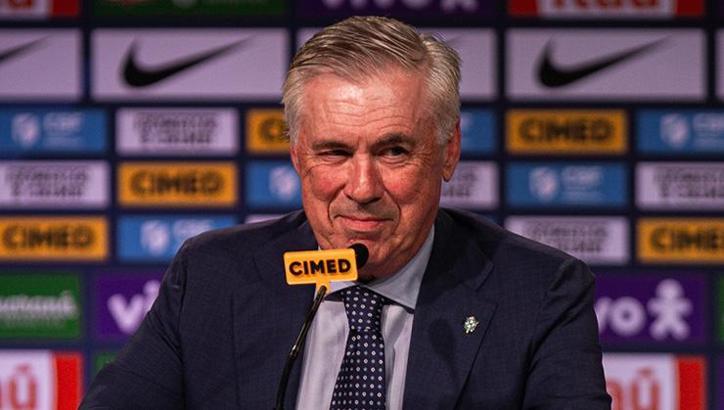Carlo Ancelotti imzayı atıyor