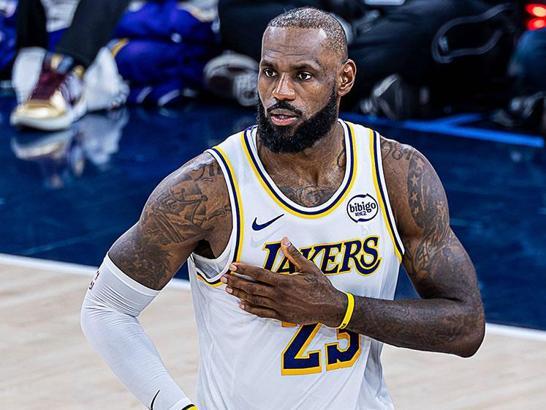 What Is Carrying the Ball in Basketball? Rules, Violations, and Referee Calls