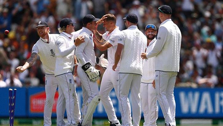 Batters Struggle as Wickets Tumultuously Fall on Day One of Ashes Test in Melbourne