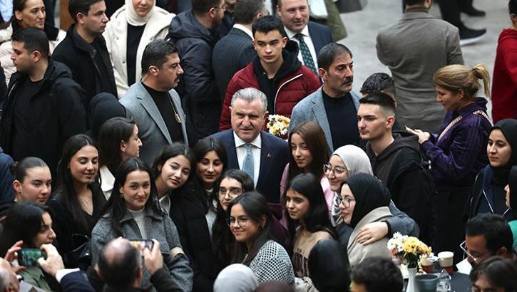 Gençlik ve Spor Bakanlığı'ndan genç sanatçılara dev hizmet! Bakan Bak programa katıldı