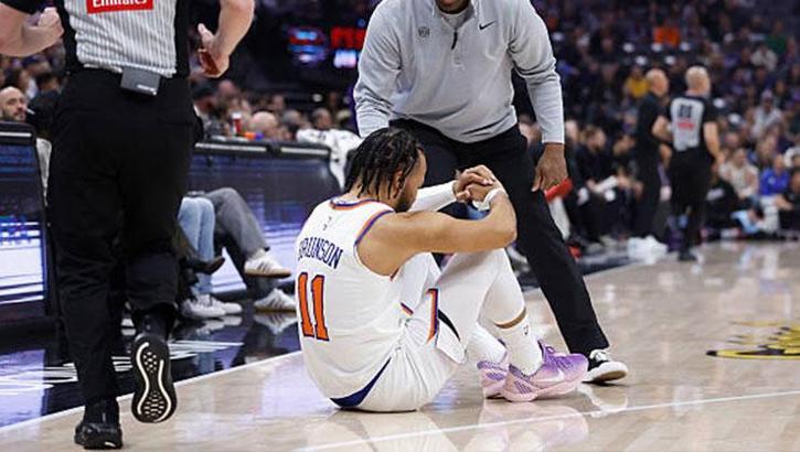 Knicks’ Star Guard Brunson Exits Early with Ankle Injury in Loss to Kings