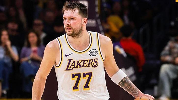 Lakers Lock Down Defense as Stars Return to Dismantle Raptors