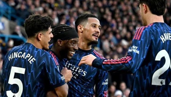 Arsenal, rakiplerinin puan kaybettiği haftada liderliğini pekiştirdi