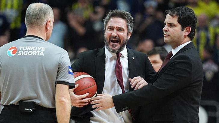 'Hakem üçlüsü, maçı katletti!' Pozzecco derbide atıldı, Galatasaray'dan sert açıklama geldi
