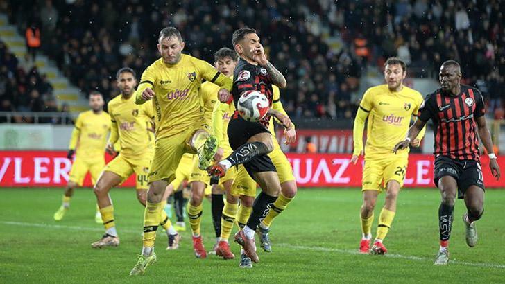 İstanbulspor'dan Çorum FK'ya deplasmanda son saniye üçlüğü!