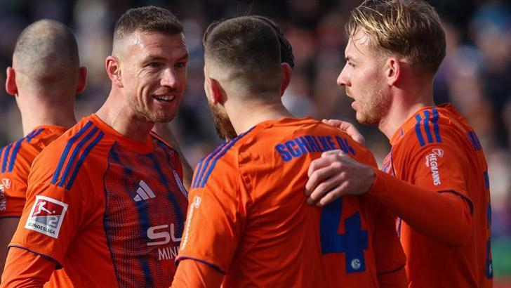 Edin Dzeko'dan 13 dakikada 2 asist! Schalke 04 Türk yıldızlarıyla liderliğini sürdürdü