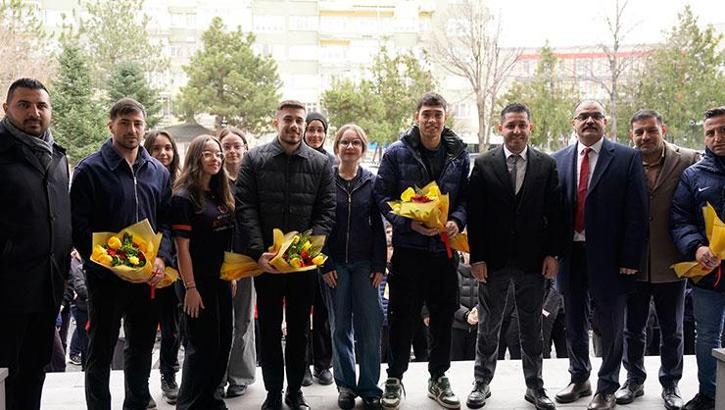 Kayserisporlu futbolcular lise öğrencileriyle buluştu