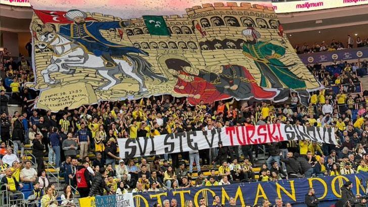 Fenerbahçe taraftarından Partizan'a pankart cevabı! Parkelerde tarih konuşuyor