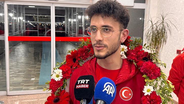 Türk spor tarihine geçti, madalyasını annesinin boynuna taktı! Furkan Akar' Erzurum'da çiçekli karşılama