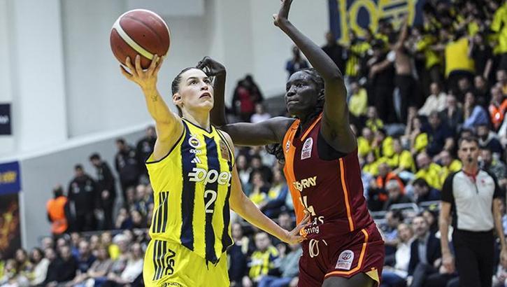Derbide kazanan Fenerbahçe Opet! Avantajı kaptı