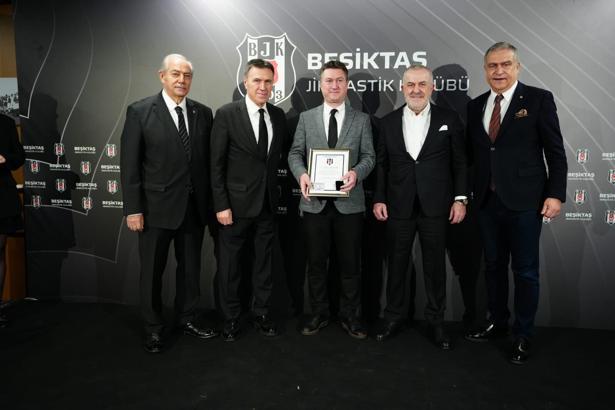 Beşiktaş'ta 25 yılını dolduran üyeler onurlandırıldı