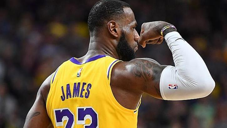 LeBron James Dazzles in Lakers' Win Over Warriors