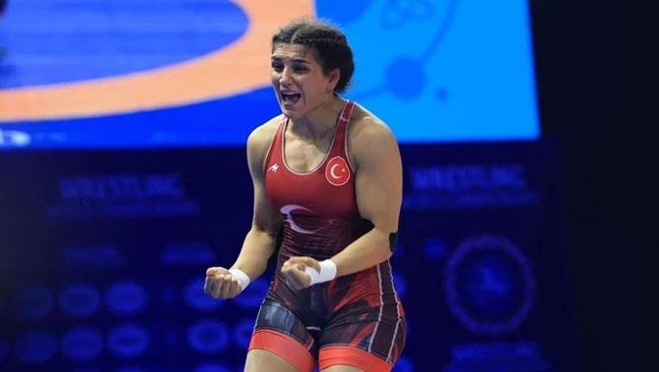 Milli güreşçiler Evin Demirhan Yavuz ve Nesrin Baş finale yükseldi