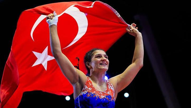 Nesrin Baş Tiran'da altına uzandı