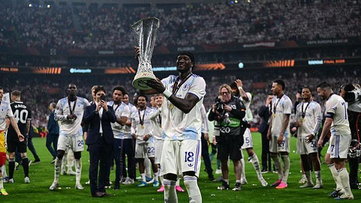 Tammy Abraham Beşiktaş'ın stadında Avrupa kupası kaldırdı