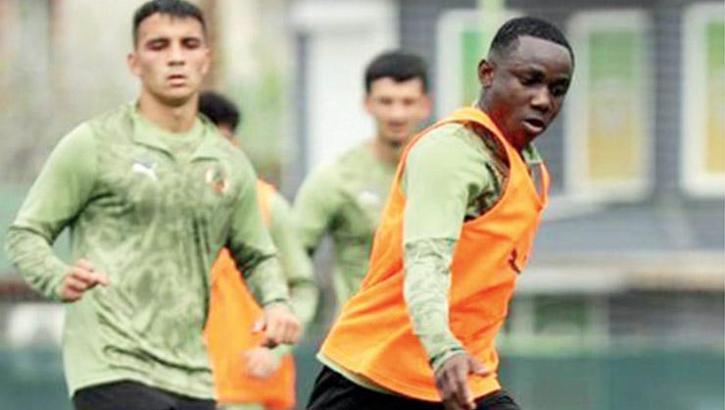Fenerbahçe'ye transfer olamadı! Başakşehir takibe aldı