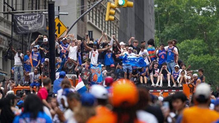 Euphoric New York Knicks Fans Flood Lower Manhattan to Celebrate ...