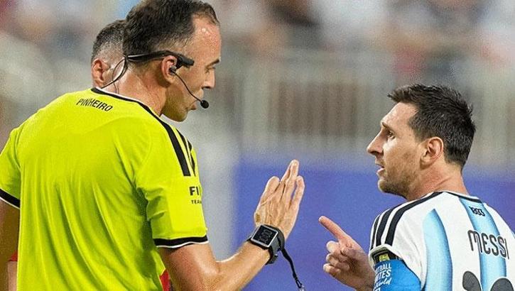 Outrageous Reaction from Messi to the Referee!