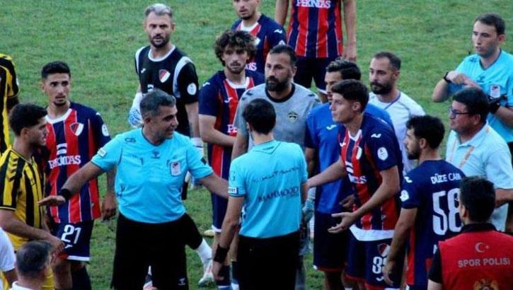 Düzcespor-Beykoz Anadolu maçı tatil edildi! Hakeme yabancı cisim atıldı