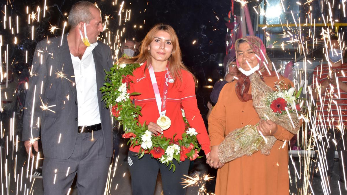 Reyhan Yılmaz, memleketi Isparta'da çiçeklerle karşılandı