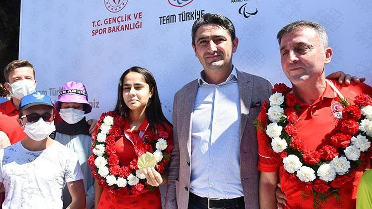 Fatmagül Güler ve Gültekin Karasu'ya coşkulu karşılama
