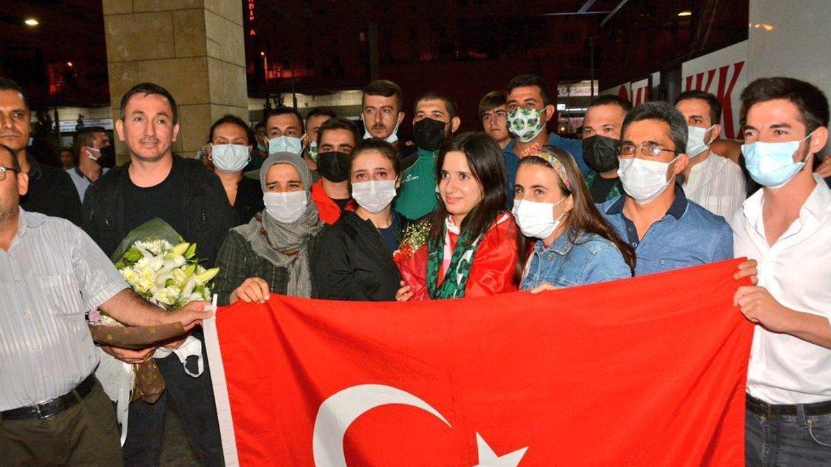 Şeyda Nur Kaplan Denizli'de çiçeklerle karşılandı