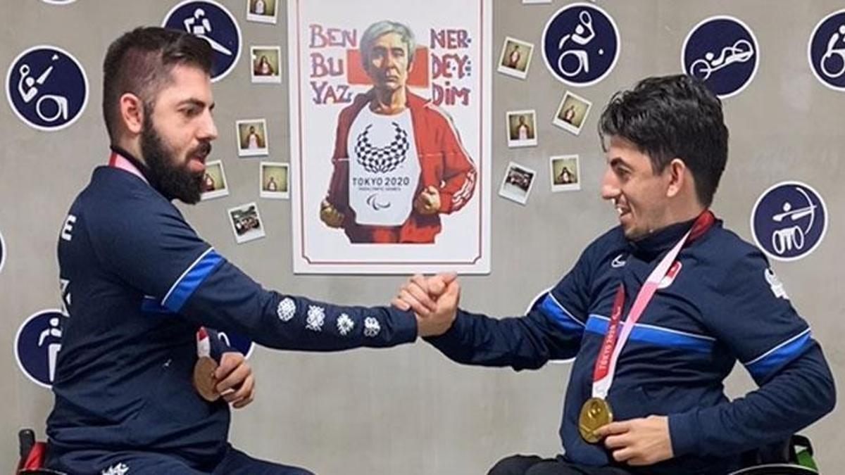 Abdullah ve Ali Öztürk kardeşler, başarılarını horon eşliğinde kutladı