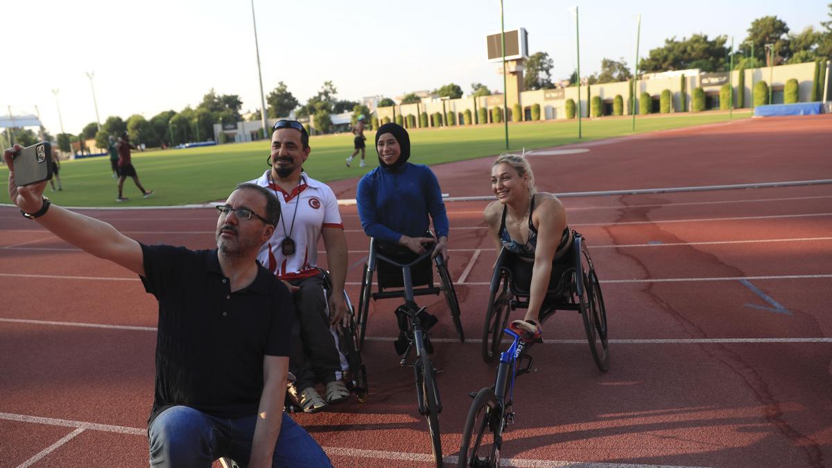 Bakan Kasapoğlu'ndan milli sporculara destek ziyareti