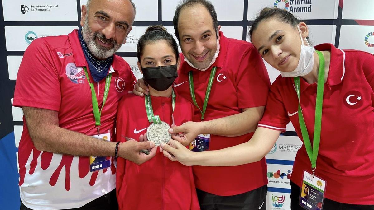 Milli yüzücü Sevilay Öztürk'ten gümüş madalya